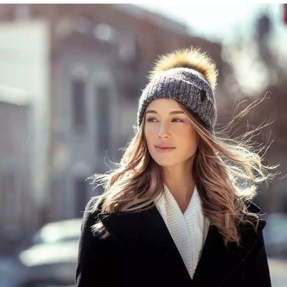 bula beanie with pom